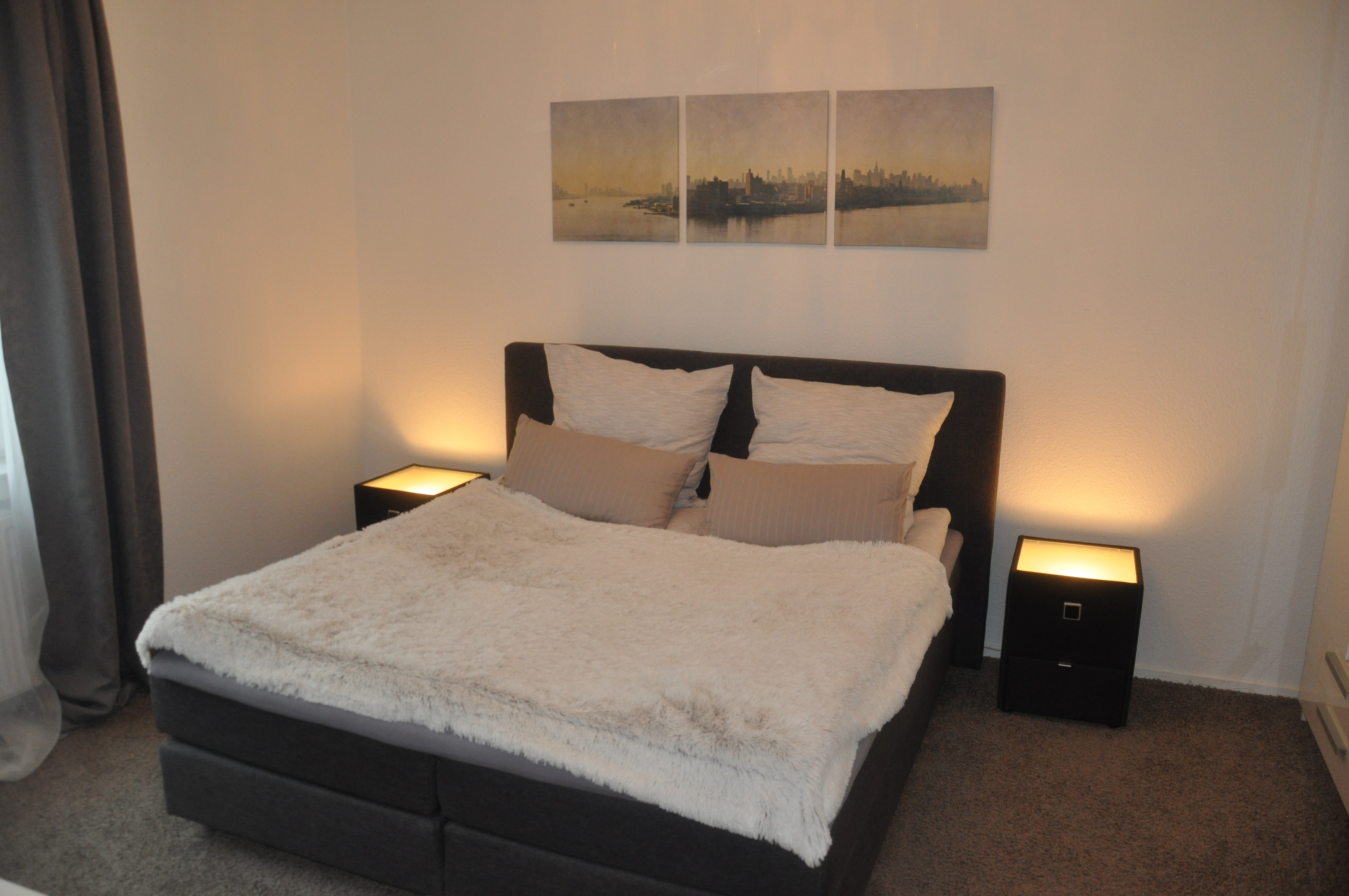 Schlafzimmer mit Boxspring-Doppelbett