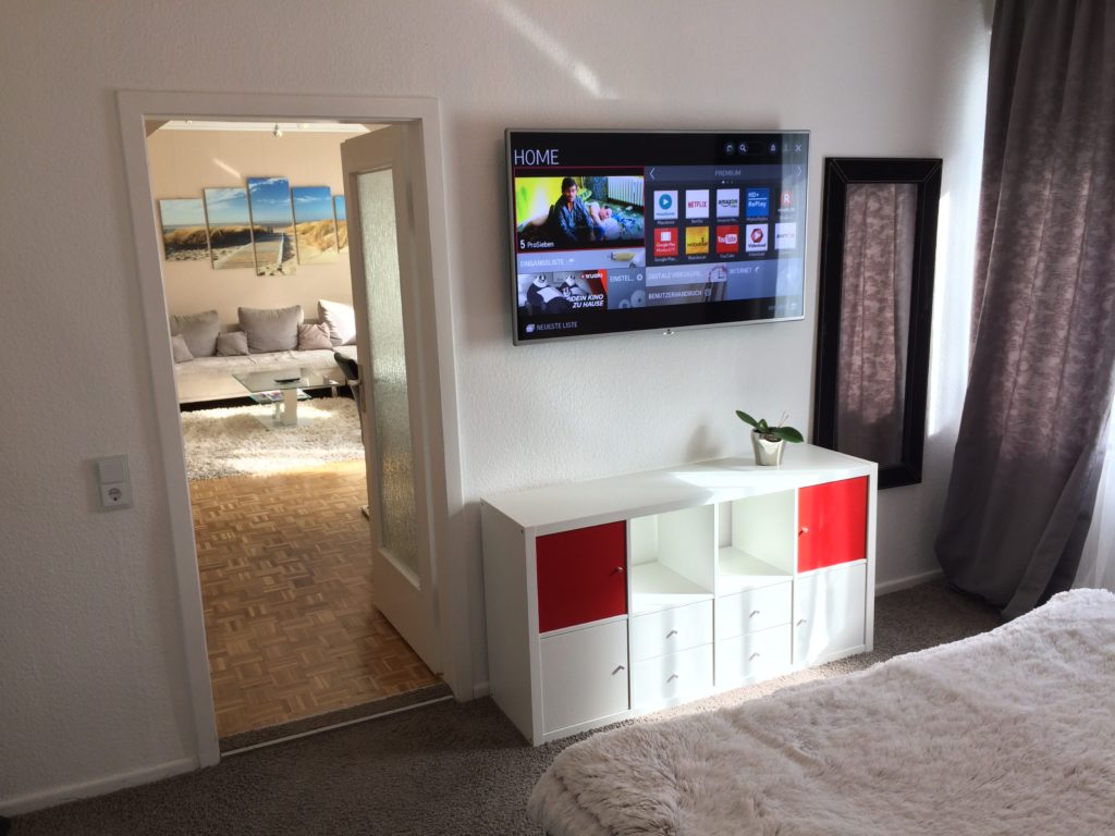 55"-Smart-TV mit Netflix-Account im Hauptschlafzimmer